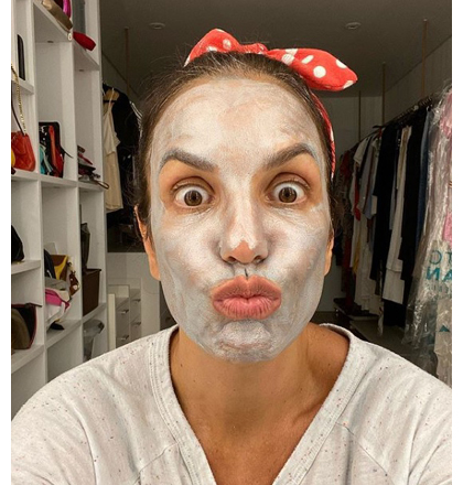 Cosmetóloga comercializa máscara de prata em e-commerce